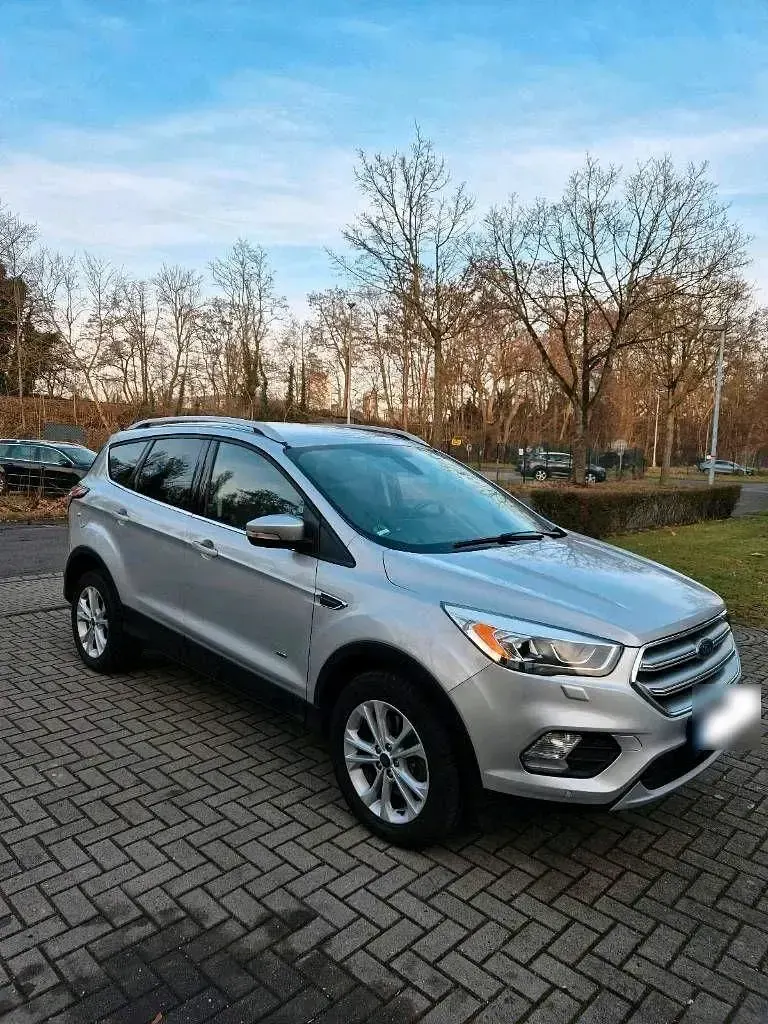 Gebraucht Ford Kuga Titanium 150 PS (110 kW) 2017 Silber SUV