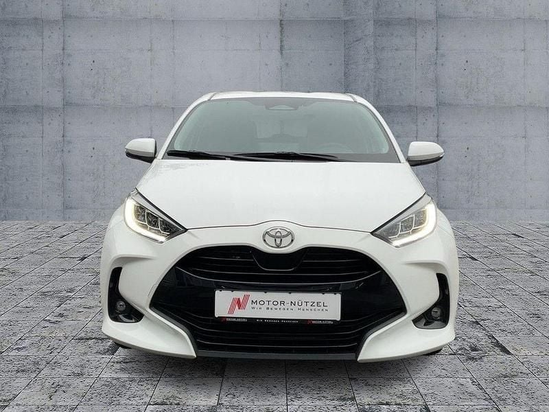 Neu Toyota Yaris Hybrid 116 PS (85 kW) 2025 Weiß Limousine