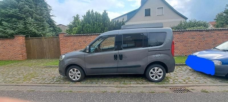 Silber Gebraucht 2015 Fiat Doblò Van / Kleinbus | 10.299 € (Fairer Preis) - Bild 1/4