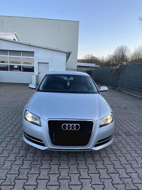 Grau Gebraucht 2011 Audi A3 Ambition Limousine | 3.800 € (Superpreis) - Bild 1/4