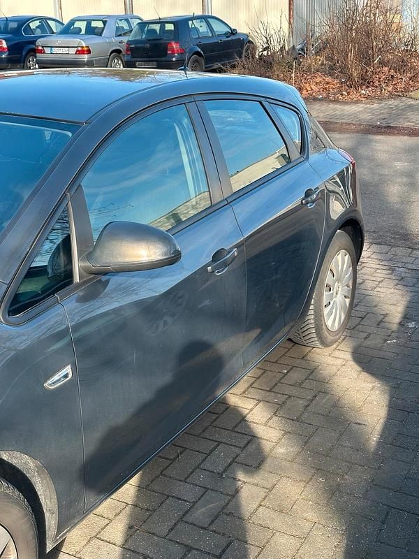 Gebraucht Opel Astra 140 PS (102 kW) 2013 Grau Limousine