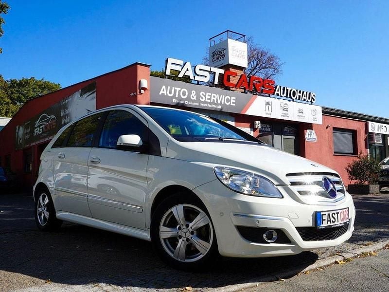 Weiß Gebraucht 2010 Mercedes B180 Van / Kleinbus | 5.990 € (Fairer Preis) - Bild 1/4
