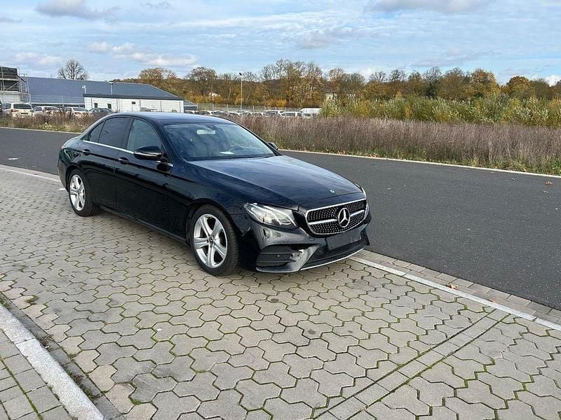 Schwarz Gebraucht 2019 Mercedes E200 AMG line Limousine | 13.999 € (Superpreis) - Bild 1/4