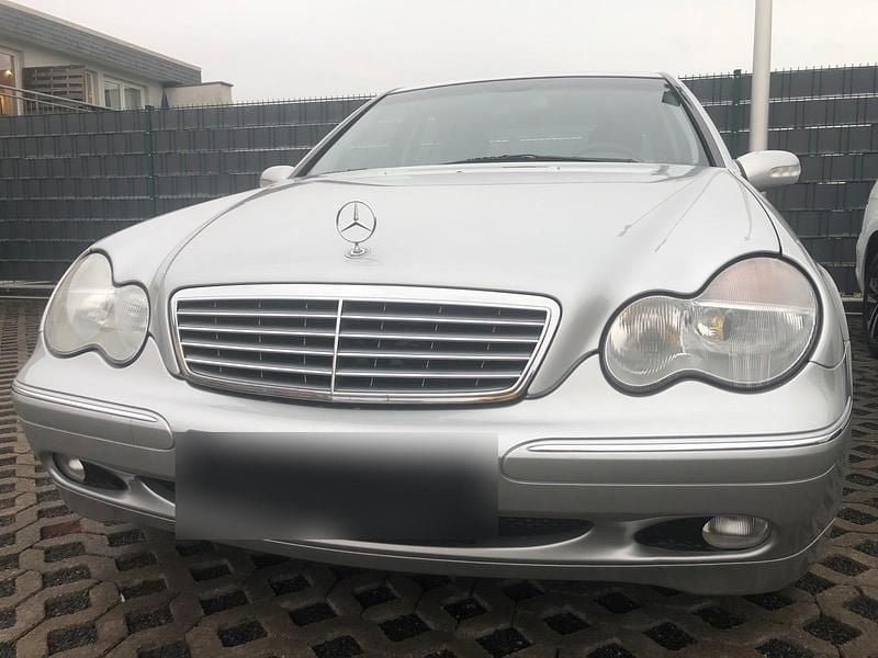 Second-hand Mercedes E200 129 CP (94 kW) 2002 Argintiu Berlinǎ