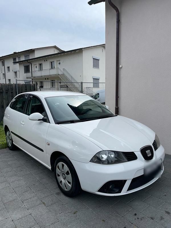 Weiß Gebraucht 2007 Seat Ibiza Limousine | 2.000 € (Etwas zu teuer) - Bild 1/4