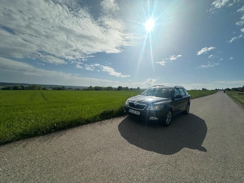 Schwarz Gebraucht 2012 Skoda Octavia Kombi | 4.800 € (Fairer Preis) - Bild 1/4