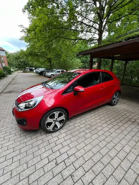 Gebraucht Kia Rio 109 PS (80 kW) 2012 Rot Limousine