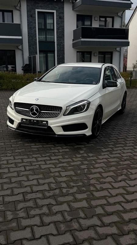 Weiß Gebraucht 2015 Mercedes A200 AMG line Kleinwagen | 11.999 € (Fairer Preis) - Bild 1/4