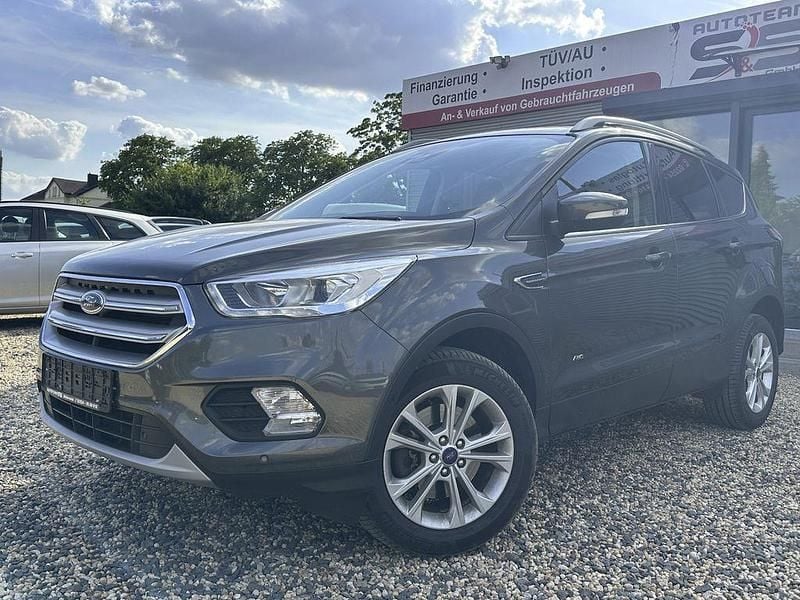 Grau Gebraucht 2017 Ford Kuga Titanium SUV | 10.499 € (Superpreis) - Bild 1/4