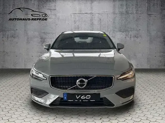 Używany Volvo V60 Core 120 KM (88 kW) 2024 Szary Kombi
