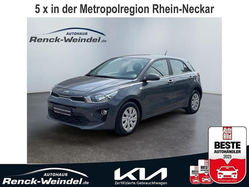 (prg) perennial grey m Gebraucht 2021 Kia Rio Vision Limousine | 15.389 € (Guter Preis) - Bild 1/4