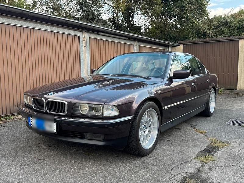 Violet Gebraucht 1995 BMW 750 Limousine | 21.900 € - Bild 1/4