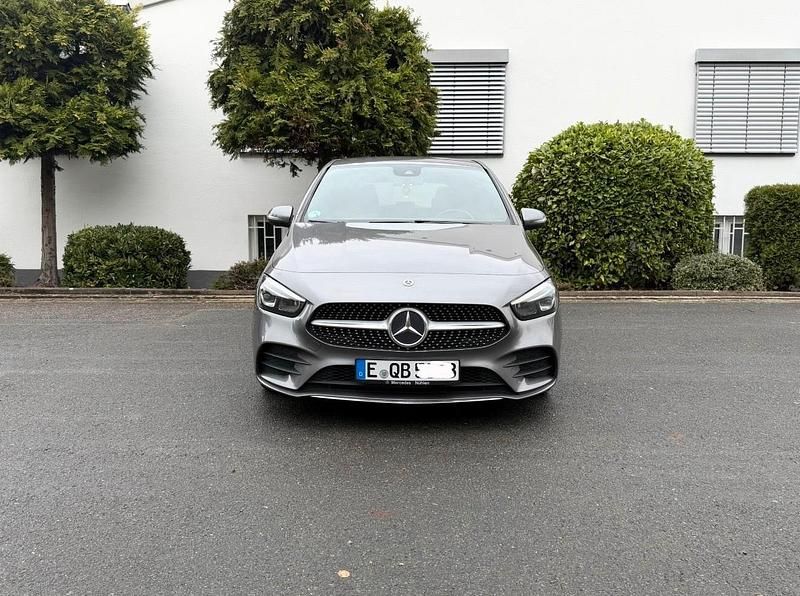 Grau Gebraucht 2019 Mercedes B200 AMG line Van / Kleinbus | 14.950 € (Guter Preis) - Bild 1/4