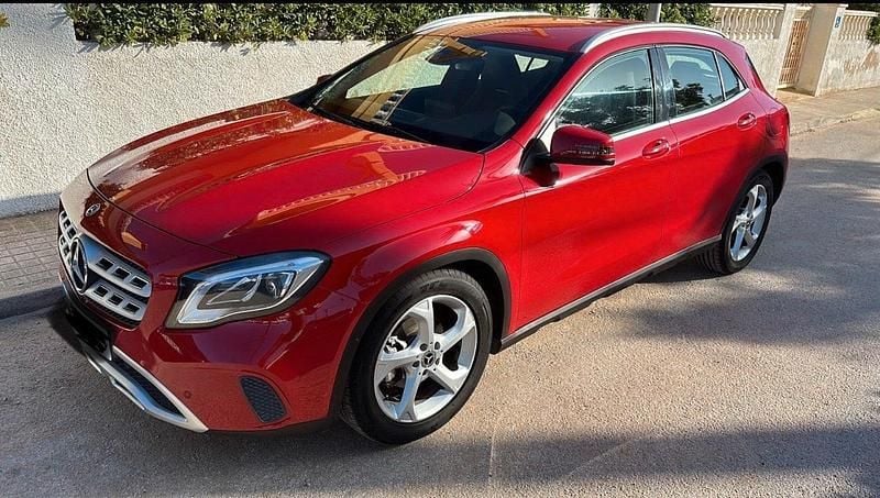 Rot Gebraucht 2017 Mercedes GLA200 Urban SUV | 16.000 € (Guter Preis) - Bild 1/3
