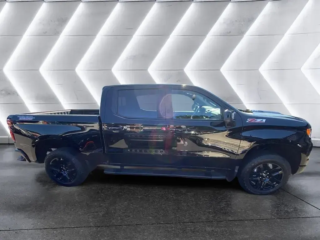Neu Chevrolet Silverado LT 426 PS (313 kW) 2026 Schwarz SUV