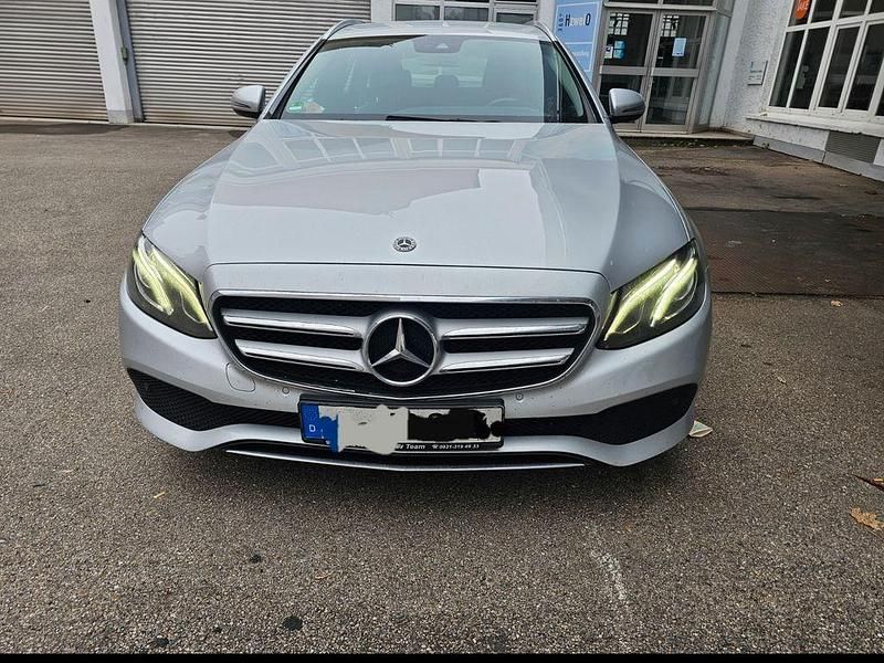 Silber Gebraucht 2017 Mercedes E220 Avantgarde Limousine | 16.999 € (Fairer Preis) - Bild 1/4