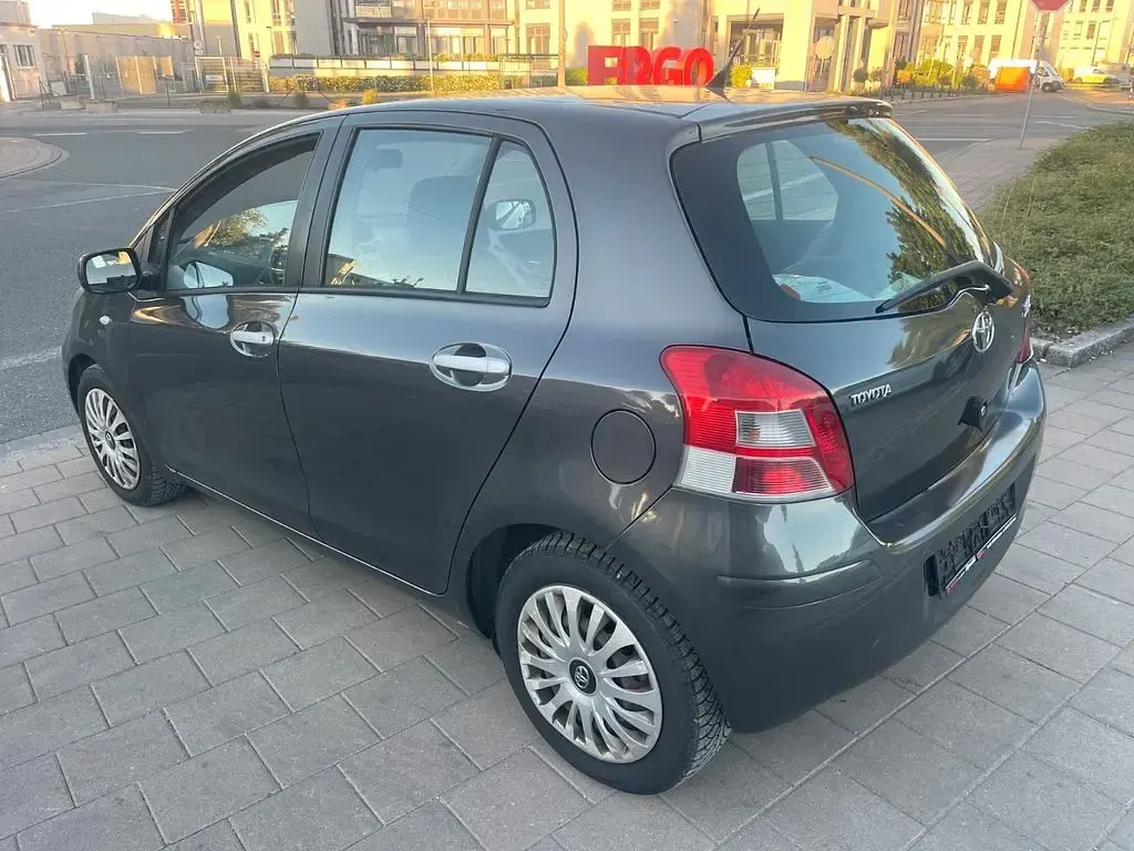 Gebraucht Toyota Yaris Life 90 PS (66 kW) 2010 Grau Kleinwagen