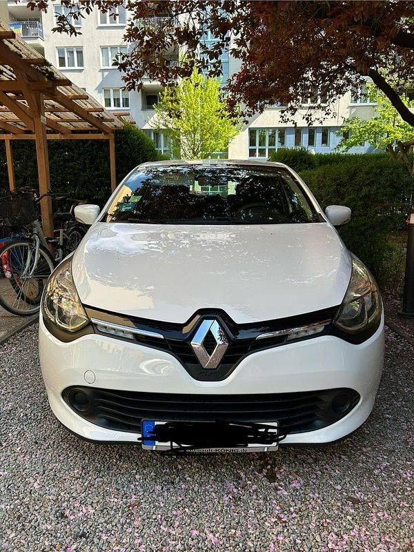 Weiß Gebraucht 2015 Renault Clio IV Dynamique Kleinwagen | 5.100 € (Guter Preis) - Bild 1/4