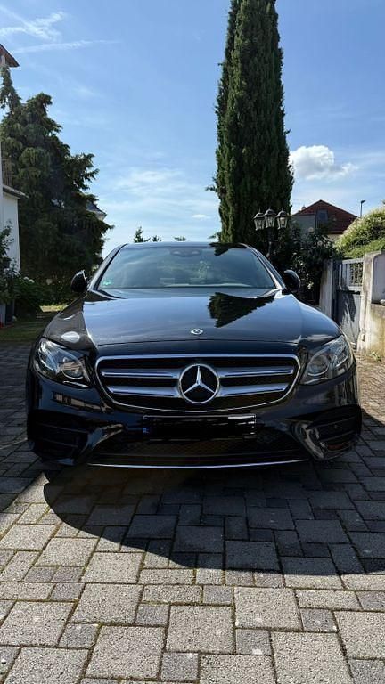 Schwarz Gebraucht 2017 Mercedes E350 AMG line Limousine | 33.500 € (Fairer Preis) - Bild 1/4