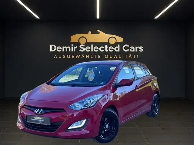 Gebraucht Hyundai i30 99 PS (72 kW) 2015 Rot (cool red) Limousine