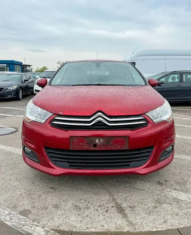 Used Citroën C4 SELECTION 111 HP (81 kW) 2012 Red Sedan