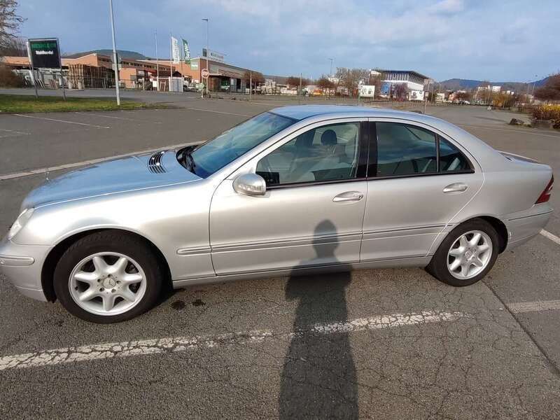Silber Gebraucht 2003 Mercedes C180 Limousine | 4.000 € (Etwas zu teuer) - Bild 1/4