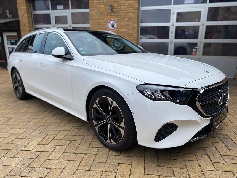 Weiß Gebraucht 2023 Mercedes E220 Advanced Kombi | 47.990 € - Bild 1/4