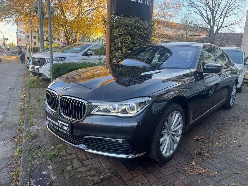 Grau Gebraucht 2018 BMW 750 Sport Line Limousine | 28.990 € (Superpreis) - Bild 1/4