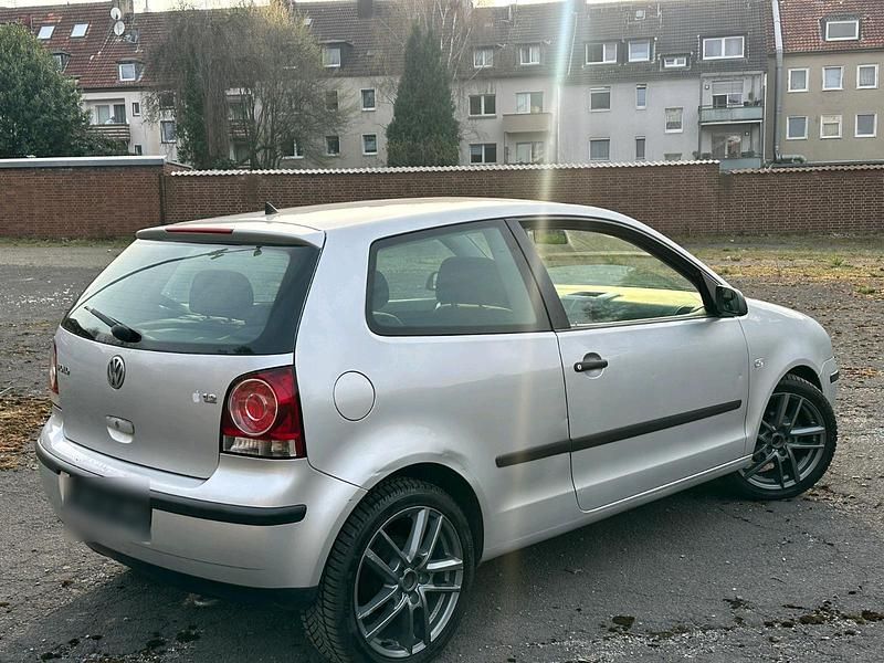 Gebraucht VW Polo Comfortline 64 PS (47 kW) 2003 Silber Kleinwagen