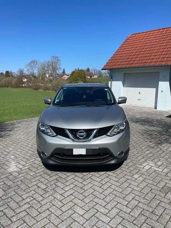 Silber Gebraucht 2015 Nissan Qashqai SUV | 11.500 € (Fairer Preis) - Bild 1/4