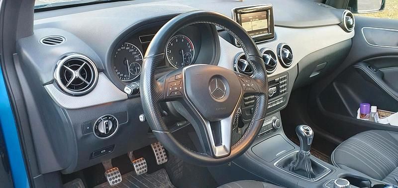 Gebraucht Mercedes B180 122 PS (89 kW) 2014 Blau Van / Kleinbus