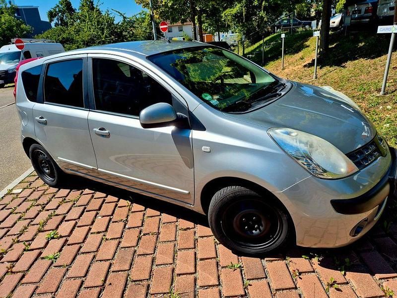 Grau Gebraucht 2006 Nissan Note Acenta Van / Kleinbus | 2.650 € (Fairer Preis) - Bild 1/4
