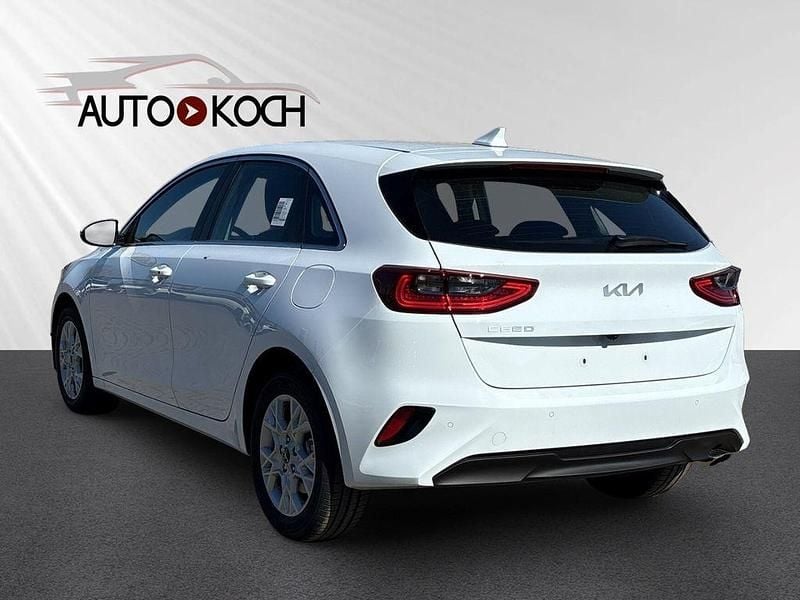 Neu Kia Ceed 101 PS (74 kW) 2025 Weiß Kleinwagen
