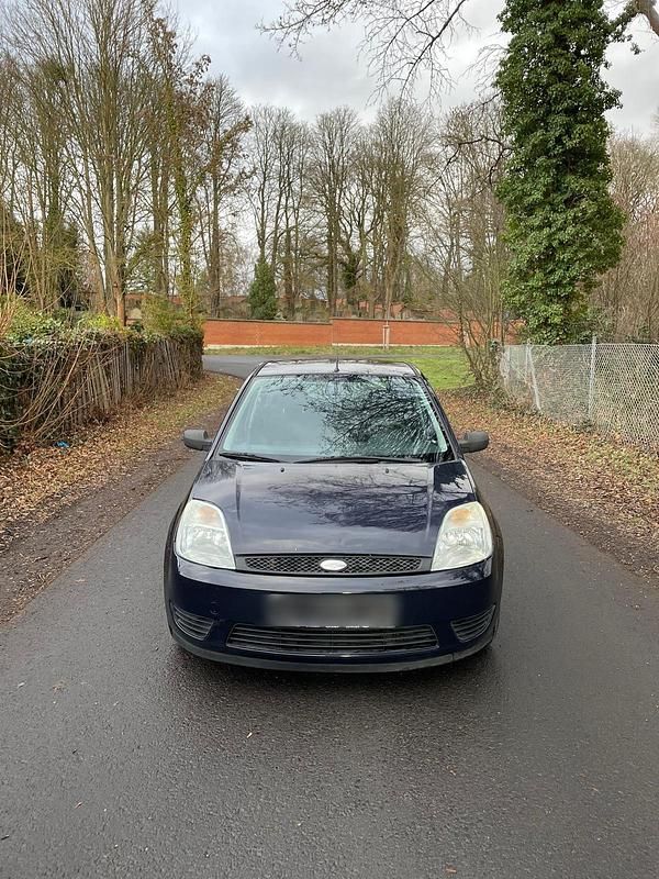 Blau Gebraucht 2005 Ford Fiesta Limousine | 1.850 € (Fairer Preis) - Bild 1/4