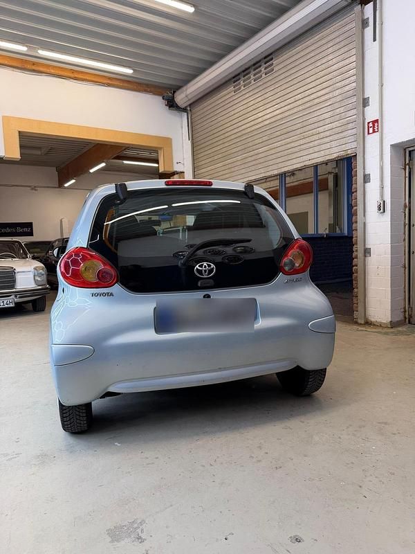 Gebraucht Toyota Aygo 67 PS (49 kW) 2005 Blau Kleinwagen