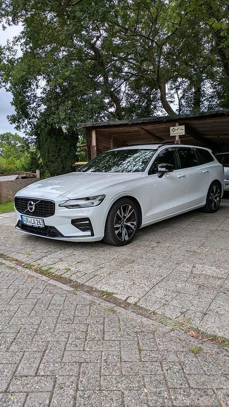 Weiß Gebraucht 2021 Volvo V60 R-Design Kombi | 31.000 € (Etwas zu teuer) - Bild 1/4