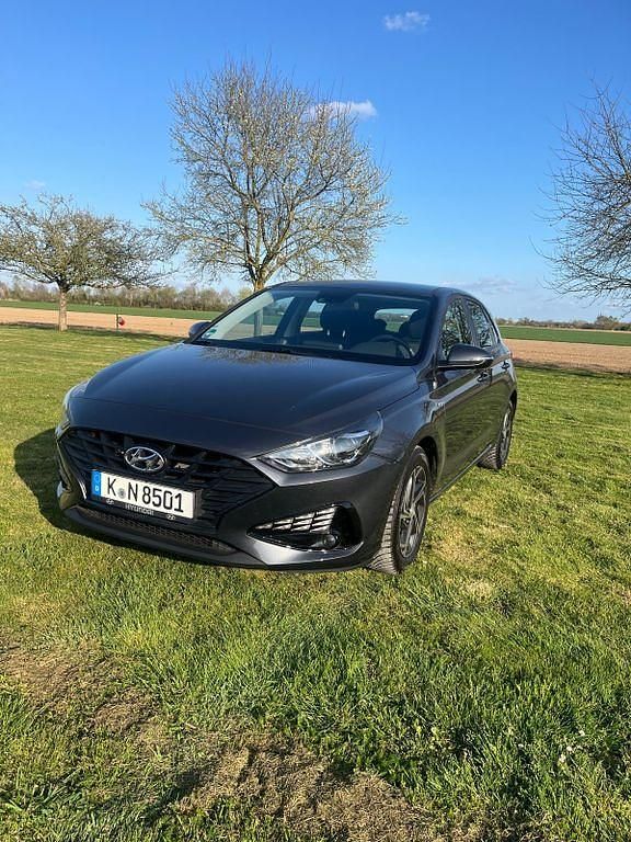 Grau Gebraucht 2022 Hyundai i30 Select Limousine | 15.200 € (Guter Preis) - Bild 1/4