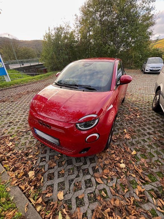 Rot Gebraucht 2022 Fiat 500e Red Limousine | 19.900 € (Fairer Preis) - Bild 1/4