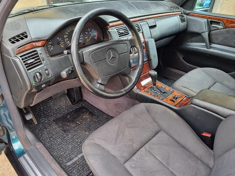 Gebraucht Mercedes E300 177 PS (130 kW) 1997 Grün Limousine