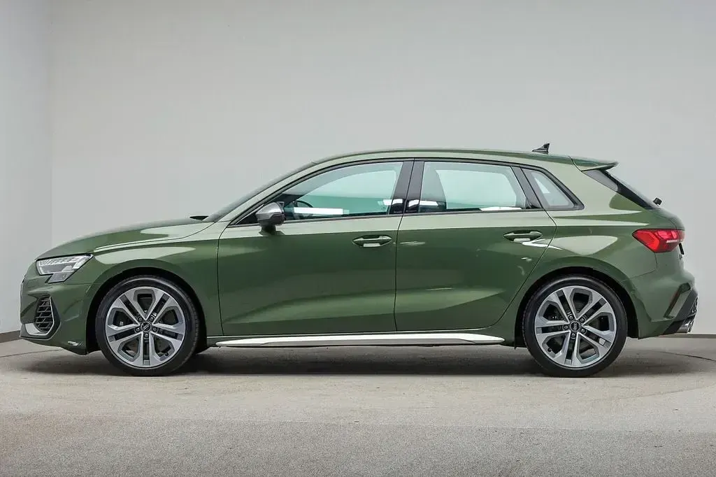 Gebraucht Audi S3 Ambiente 333 PS (244 kW) 2025 Distriktgrün metallic Limousine