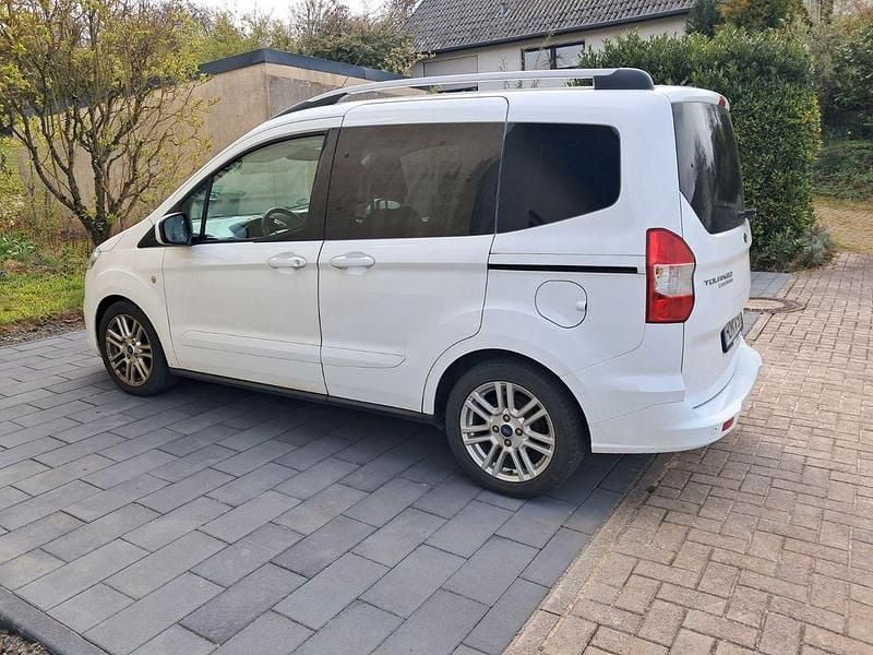 Gebraucht Ford Tourneo Courier Titanium 101 PS (74 kW) 2021 Weiß Van / Kleinbus