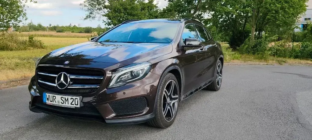 Gebraucht Mercedes GLA250 AMG line 211 PS (155 kW) 2015 Braun SUV