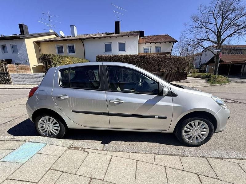 Gebraucht Renault Clio III Dynamique 111 PS (81 kW) 2006 Silber Limousine