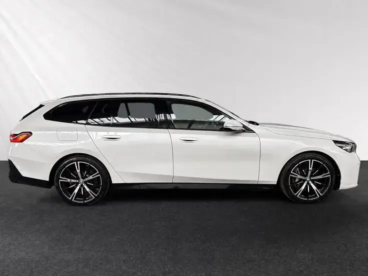 Gebraucht BMW 540 M Sport 303 PS (222 kW) 2025 Mineralweiss Kombi