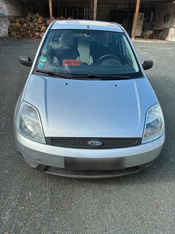 Gebraucht Ford Fiesta 67 PS (49 kW) 2004 Silber Kleinwagen