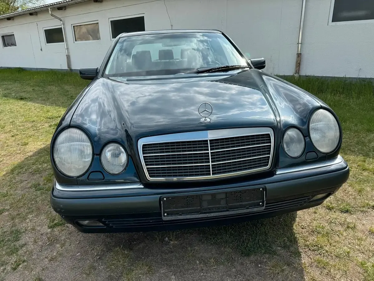 Gebraucht Mercedes E200 136 PS (100 kW) 1999 Schwarz Limousine