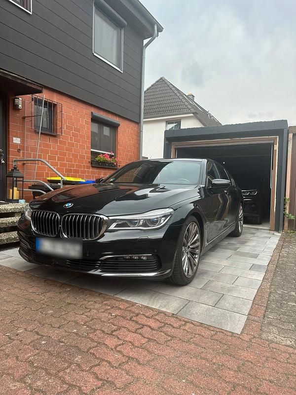 Schwarz Gebraucht 2016 BMW 730 Limousine | 29.999 € (Fairer Preis) - Bild 1/4