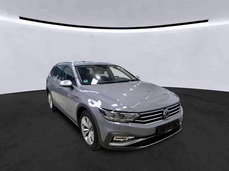 Grau Gebraucht 2023 VW Passat Alltrack Kombi | 33.950 € (Fairer Preis) - Bild 1/4