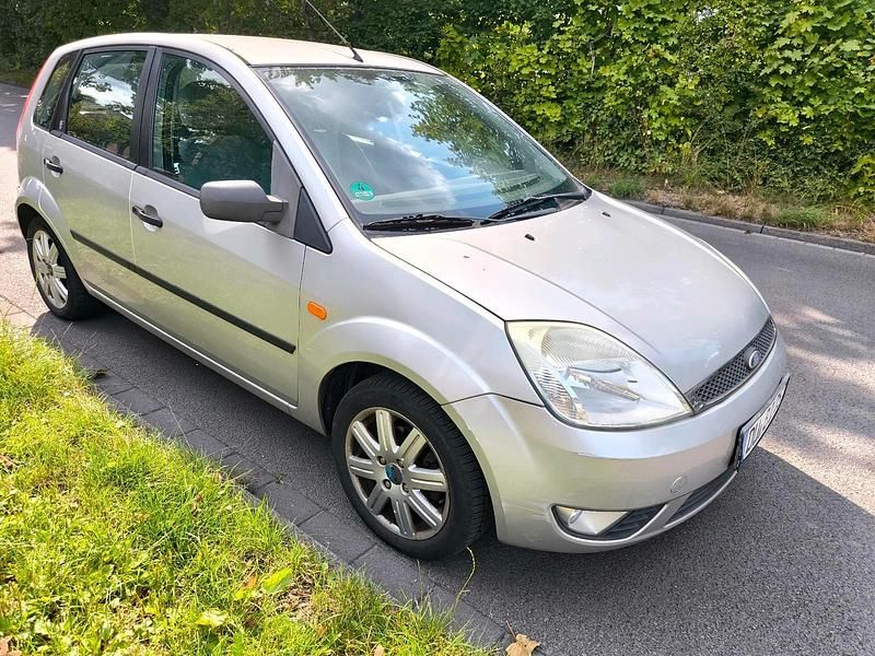 Grau Gebraucht 2003 Ford Fiesta Kleinwagen | 850 € (Guter Preis) - Bild 1/4