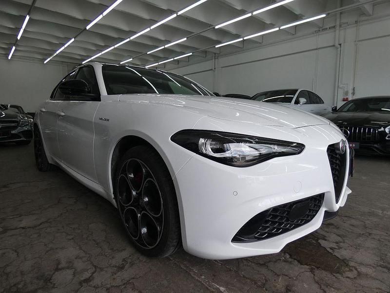 Weiß Gebraucht 2024 Alfa Romeo Giulia Veloce Limousine | 38.699 € (Fairer Preis) - Bild 1/4